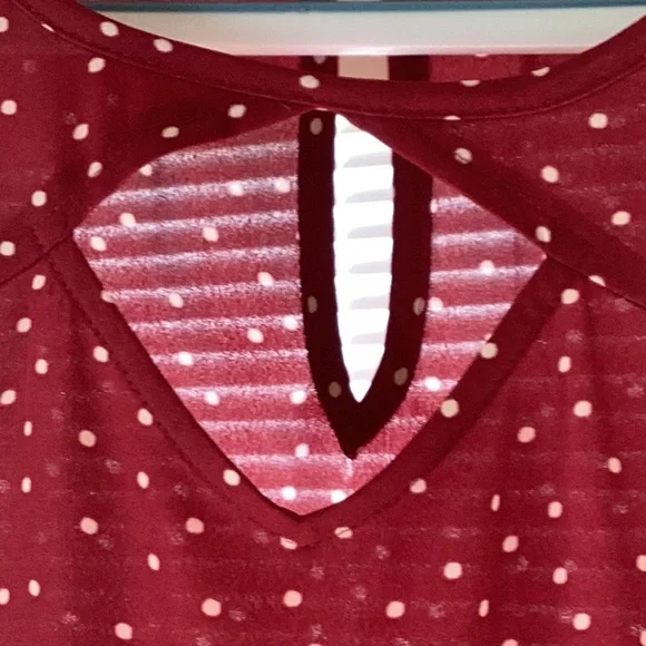 Gorgeous maroon top with white dots - Picture 3 of 4